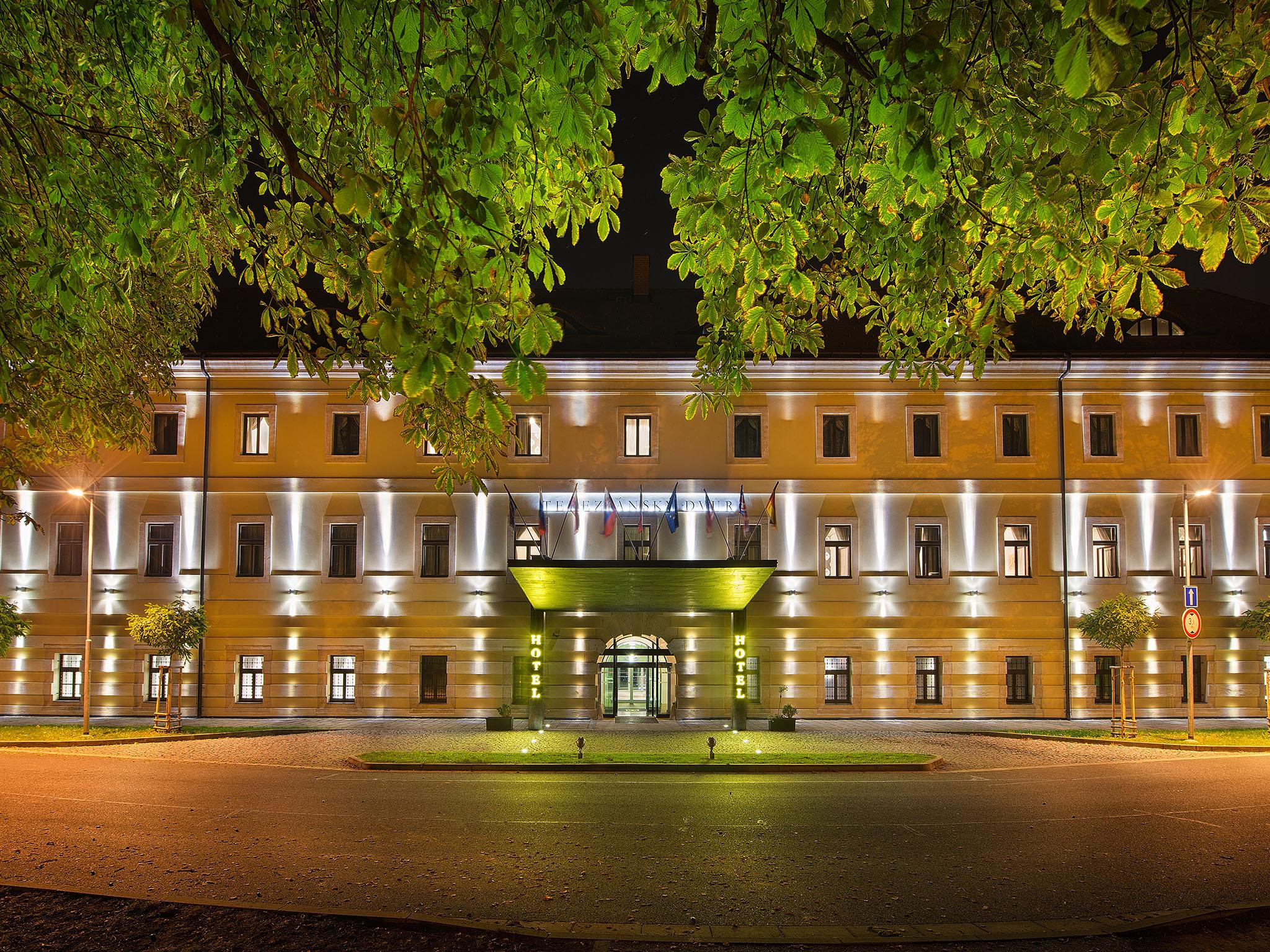Ea Hotel Tereziansky Dvur Hradec Králové Kültér fotó