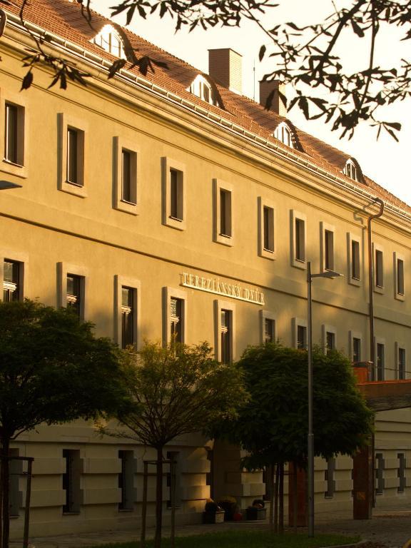 Ea Hotel Tereziansky Dvur Hradec Králové Kültér fotó